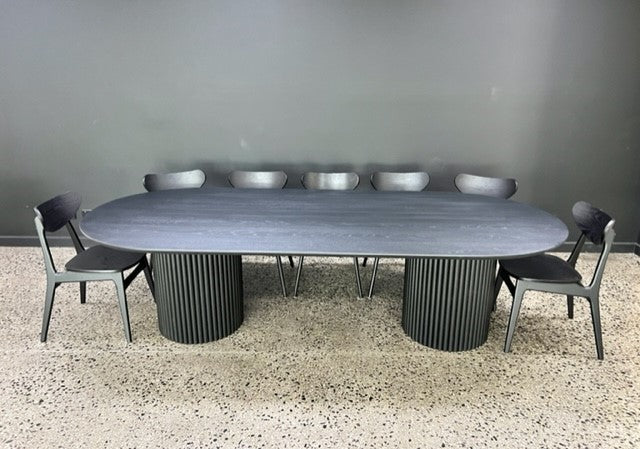 Ovale Dining Table