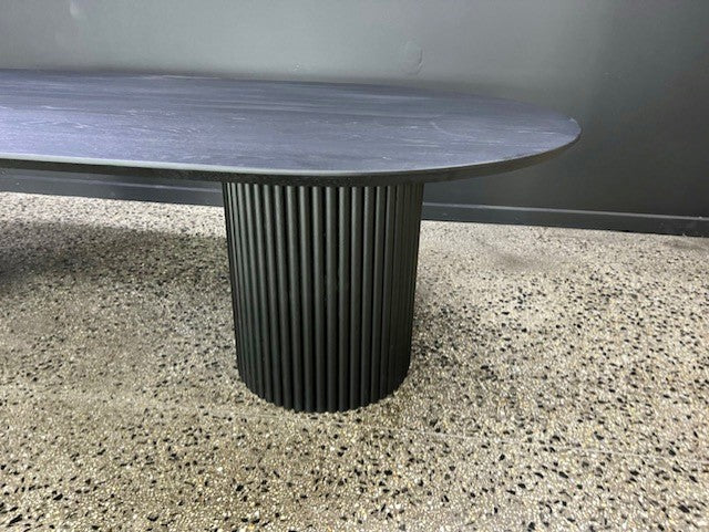 Ovale Dining Table