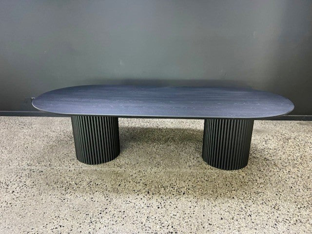 Ovale Dining Table